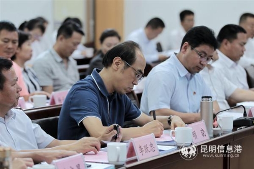 縣領導為各單位目標打分。