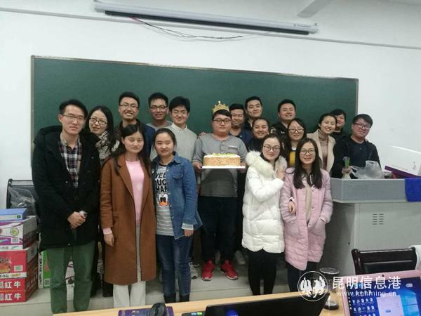 王文濤(中一)參加全縣扶貧大數(shù)據(jù)集中錄入時(shí)工作人員集中幫他過(guò)生日 王文濤(中一)參加全縣扶貧大數(shù)據(jù)集中錄入時(shí)工作人員集中幫他過(guò)生日