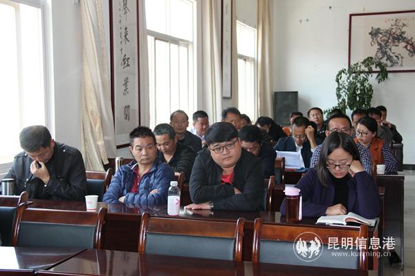 王文濤(中)參加扶貧工作會(huì)議 王文濤(中)參加扶貧工作會(huì)議