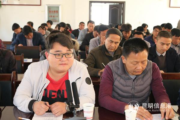 王文濤(左一)參加扶貧工作會(huì)議 王文濤(左一)參加扶貧工作會(huì)議