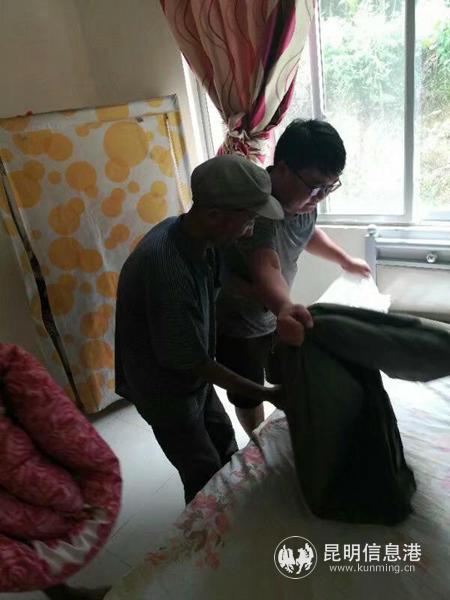 幫助孤寡老人鋪床 幫助孤寡老人鋪床