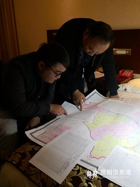 王文濤(左一)參加脫貧成效異地交叉考核 王文濤(左一)參加脫貧成效異地交叉考核