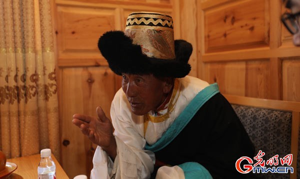 邊疆黨旗紅——巍峨的金山上升起金色的太陽 邊疆黨旗紅——巍峨的金山上升起金色的太陽