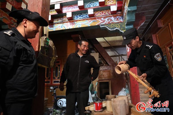 羊拉派出所民警看望貧困戶農(nóng)布 光明網(wǎng)記者張瑜攝 羊拉派出所民警看望貧困戶農(nóng)布 光明網(wǎng)記者張瑜攝