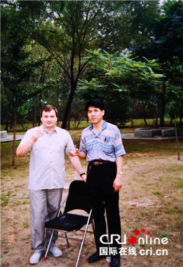 圖片默認(rèn)標(biāo)題_fororder_李輝與杰尼索夫參加外交官聚會(huì)時(shí)合影