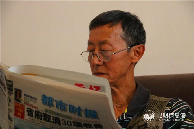 黃曙在翻看老報紙。記者甘凌菲 攝