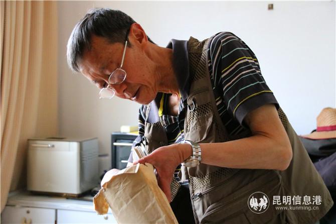 黃曙在翻找老照片。記者甘凌菲 攝