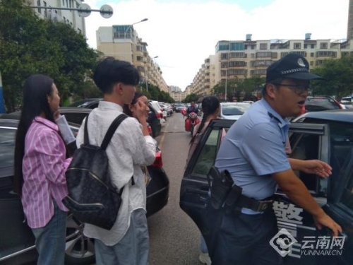 五名考學(xué)生向巡警求助 昆明警方 供圖 五名考學(xué)生向巡警求助 昆明警方 供圖
