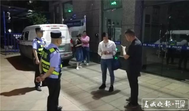 女老賴派出所里打110報(bào)警