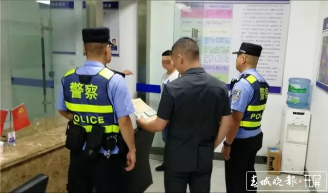 女老賴派出所里打110報警