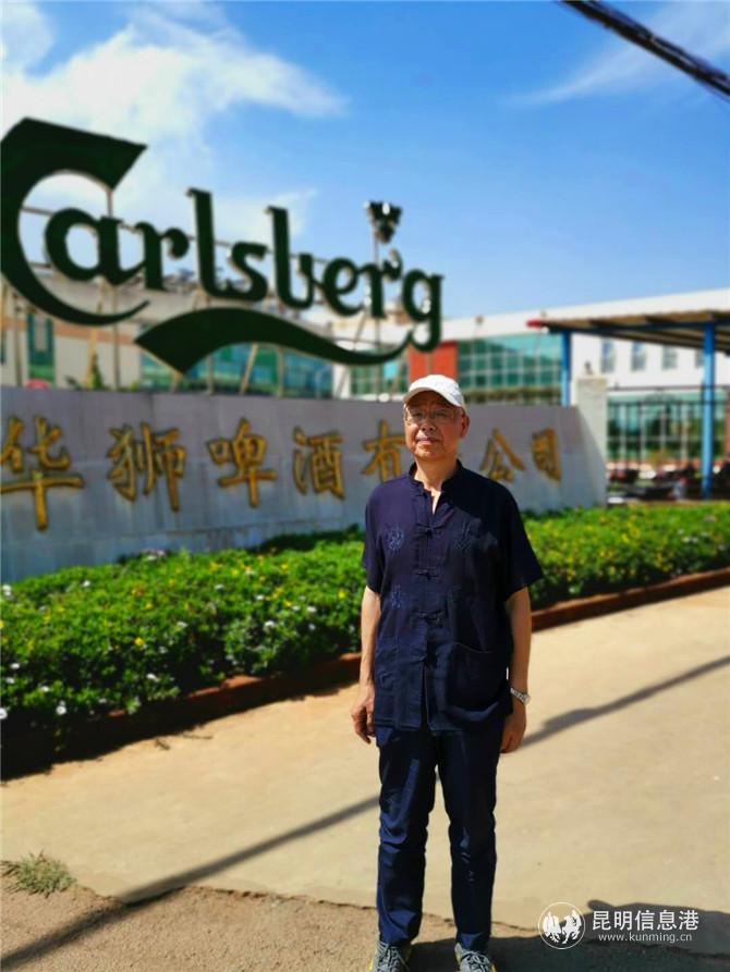 孔祥蒼在曾經(jīng)參建的嵩明啤酒廠門口 孔祥蒼在曾經(jīng)參建的嵩明啤酒廠門口