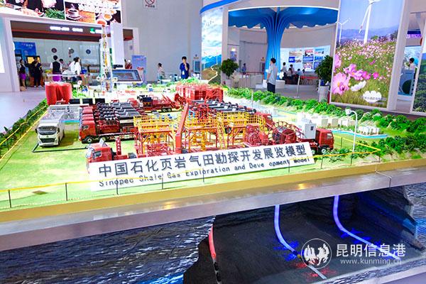 頁巖氣田勘探開發(fā)展覽模型 記者曹月 攝 頁巖氣田勘探開發(fā)展覽模型 記者曹月 攝