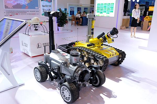 輸油站智能巡檢機(jī)器人(左)和輸油站防爆滅火偵察機(jī)器人(右) 記者曹月 攝 輸油站智能巡檢機(jī)器人(左)和輸油站防爆滅火偵察機(jī)器人(右) 記者曹月 攝