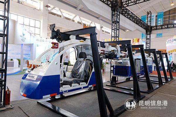 單軌吊機(jī)車 記者曹月 攝 單軌吊機(jī)車 記者曹月 攝