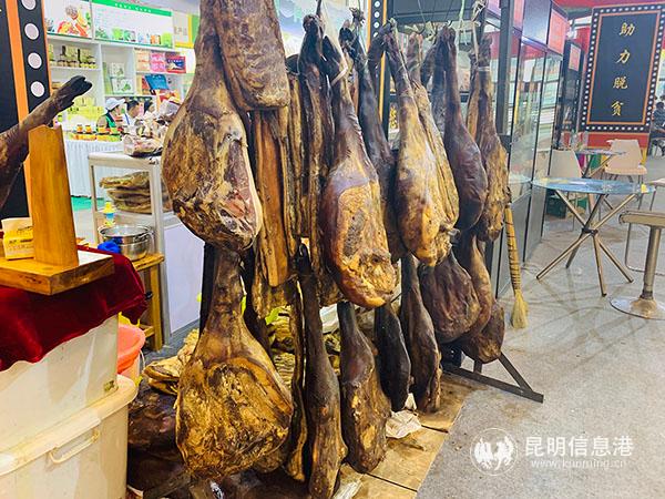 老窩土房子火腿 記者勞學(xué)麗 攝 老窩土房子火腿 記者勞學(xué)麗 攝