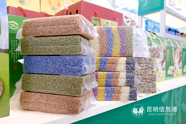 17號館內(nèi)的五色花米飯 記者曹月 攝 17號館內(nèi)的五色花米飯 記者曹月 攝