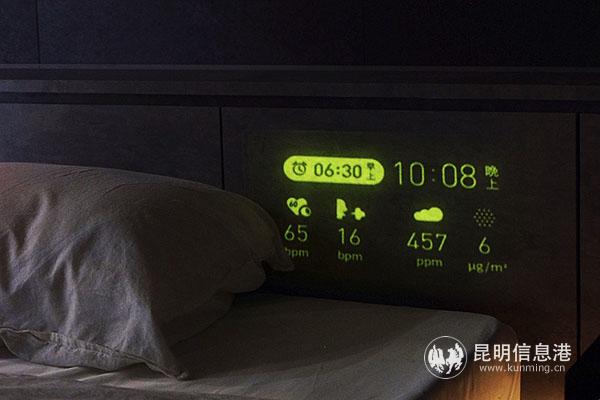 云南城投打造的樣板房內(nèi)的床頭AI用戶界面 記者曹月 攝 云南城投打造的樣板房內(nèi)的床頭AI用戶界面 記者曹月 攝