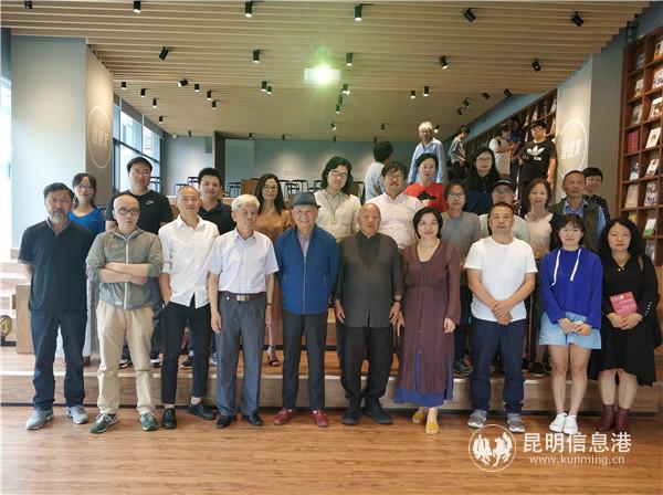 出席嘉賓及本期簽約作者合影 出席嘉賓及本期簽約作者合影