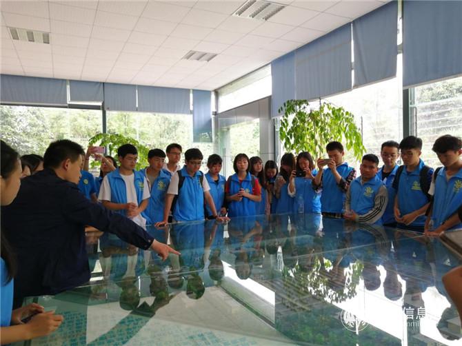 凈化廠負(fù)責(zé)人向志愿者介紹了工廠的基本情況 凈化廠負(fù)責(zé)人向志愿者介紹了工廠的基本情況