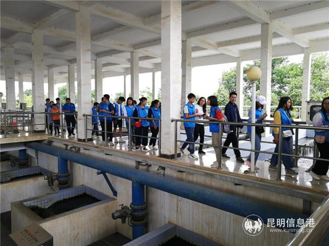 凈化廠負(fù)責(zé)人在為志愿者講解處理設(shè)備的原理 凈化廠負(fù)責(zé)人在為志愿者講解處理設(shè)備的原理