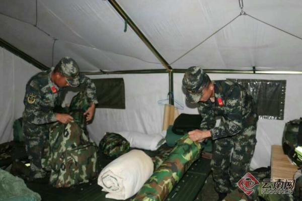 武警某部交通二支隊(duì)四大隊(duì)迅速啟動(dòng)應(yīng)急響應(yīng)機(jī)制 通訊員 李光榮 攝 武警某部交通二支隊(duì)四大隊(duì)迅速啟動(dòng)應(yīng)急響應(yīng)機(jī)制 通訊員 李光榮 攝