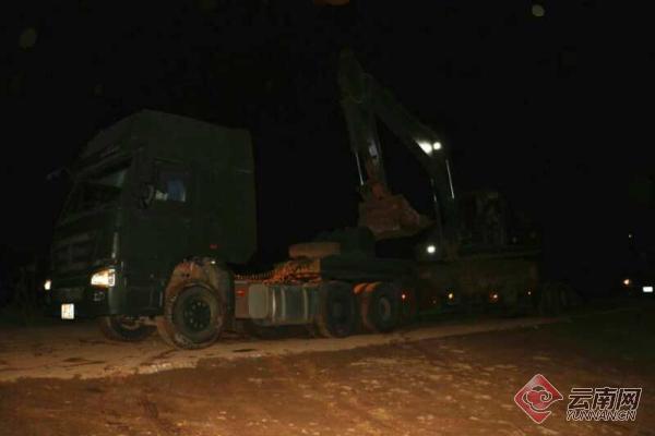 武警某部交通二支隊(duì)四大隊(duì)迅速啟動(dòng)應(yīng)急響應(yīng)機(jī)制 通訊員 李光榮 攝1 武警某部交通二支隊(duì)四大隊(duì)迅速啟動(dòng)應(yīng)急響應(yīng)機(jī)制 通訊員 李光榮 攝1