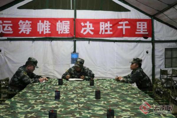 武警某部交通二支隊(duì)四大隊(duì)迅速啟動(dòng)應(yīng)急響應(yīng)機(jī)制 通訊員 李光榮 攝2 武警某部交通二支隊(duì)四大隊(duì)迅速啟動(dòng)應(yīng)急響應(yīng)機(jī)制 通訊員 李光榮 攝2