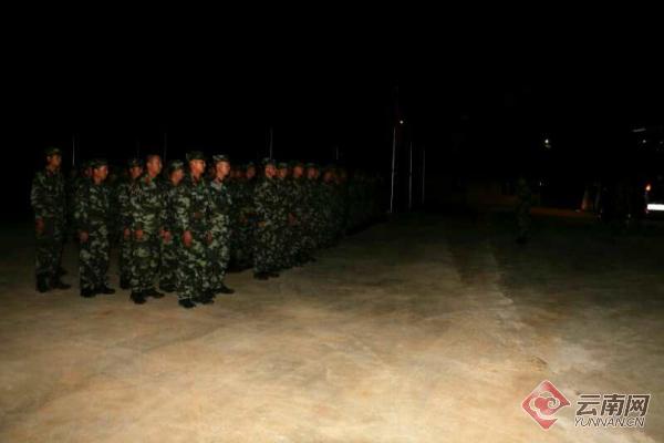 武警某部交通二支隊(duì)四大隊(duì)迅速啟動(dòng)應(yīng)急響應(yīng)機(jī)制 通訊員 李光榮 攝3 武警某部交通二支隊(duì)四大隊(duì)迅速啟動(dòng)應(yīng)急響應(yīng)機(jī)制 通訊員 李光榮 攝3