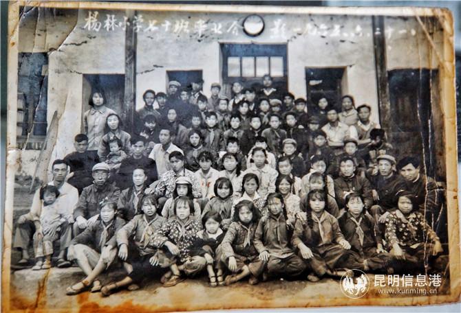 劉俊的小學(xué)畢業(yè)照 記者蘇雯芊翻拍 劉俊的小學(xué)畢業(yè)照 記者蘇雯芊翻拍