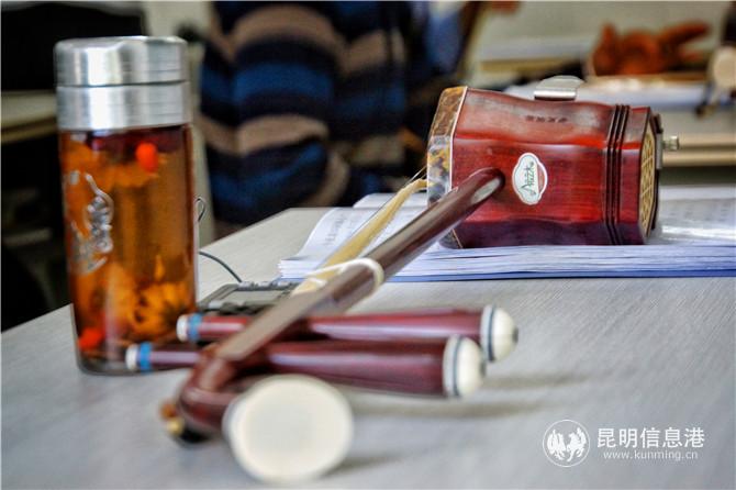 劉俊上課用的二胡 記者蘇雯芊攝 劉俊上課用的二胡 記者蘇雯芊攝