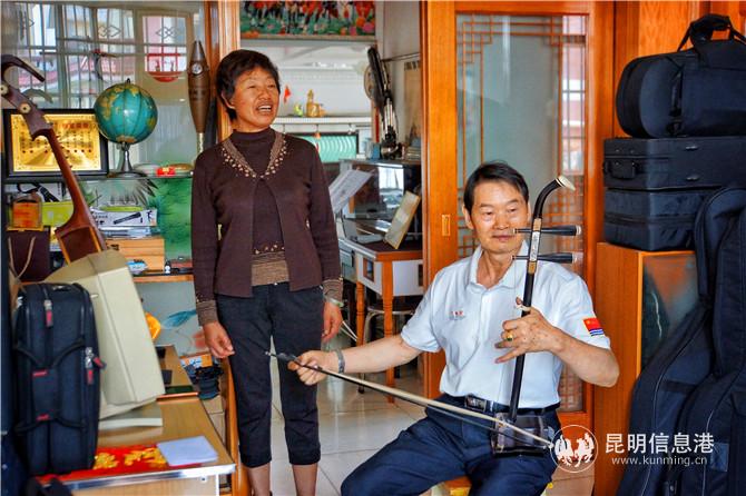 劉俊有時會和陳樹仙一起邊拉邊唱 記者蘇雯芊攝 劉俊有時會和陳樹仙一起邊拉邊唱 記者蘇雯芊攝