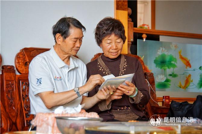 劉俊和陳樹仙翻看老照片 記者蘇雯芊攝 劉俊和陳樹仙翻看老照片 記者蘇雯芊攝