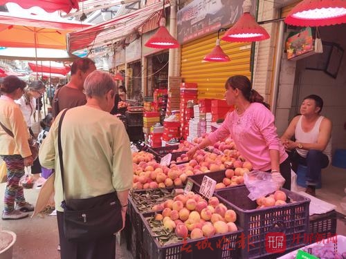 昆明時令水果大量上市.jpeg