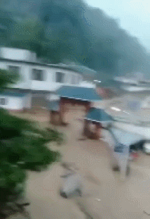 云南金平金水河鎮(zhèn)突發(fā)山洪1.gif