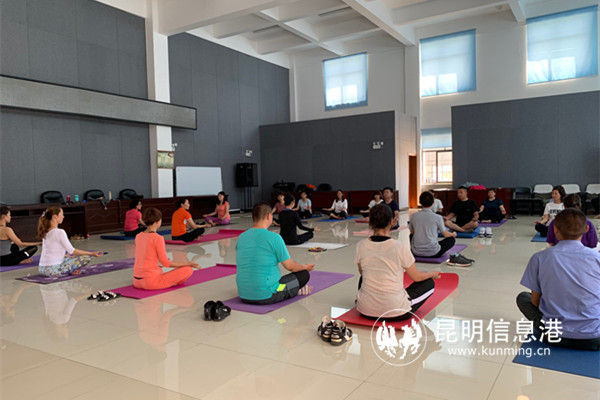 瑜伽訓(xùn)練（昆明公交集團(tuán)二公司十八車隊(duì)開展“瑜伽健身”活動）