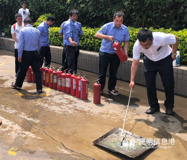 演練現(xiàn)場(chǎng)(昆明公交三十三車隊(duì)開(kāi)展“消防應(yīng)急演練”活動(dòng)) 演練現(xiàn)場(chǎng)(昆明公交三十三車隊(duì)開(kāi)展“消防應(yīng)急演練”活動(dòng))