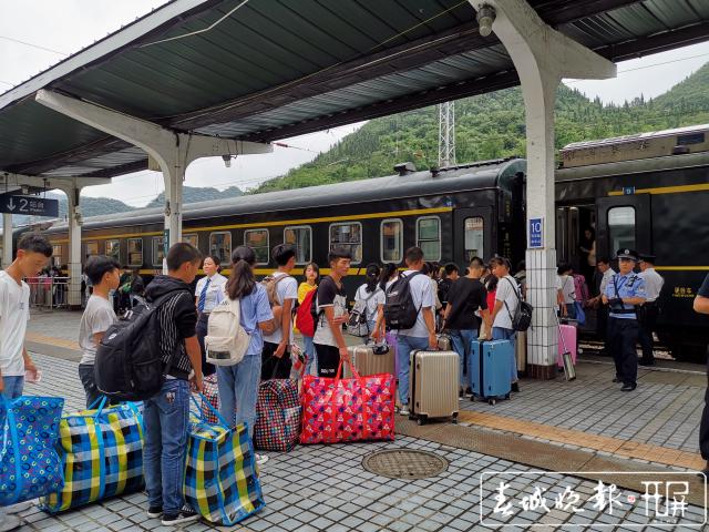 中國鐵路昆明局開行中考專列，助力826名山區(qū)學(xué)生考試1.jpg