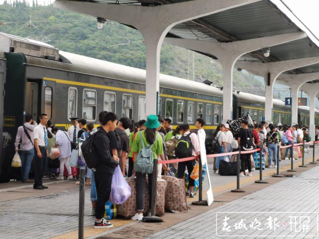 中國鐵路昆明局開行中考專列，助力826名山區(qū)學(xué)生考試3.jpg