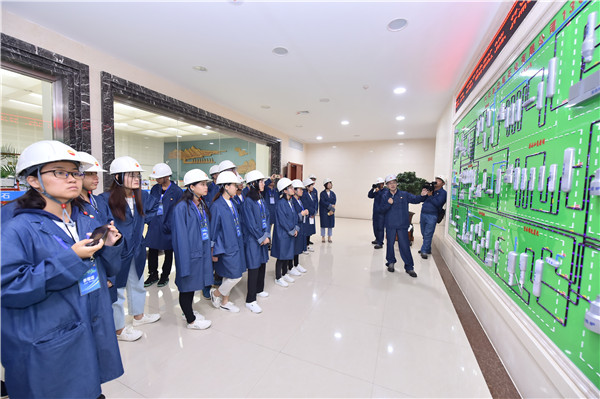 走進(jìn)云南石化現(xiàn)場參觀。昆明日報記者王俊星攝