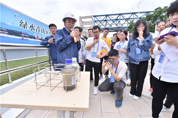 參觀總排水口。昆明日報記者王俊星攝