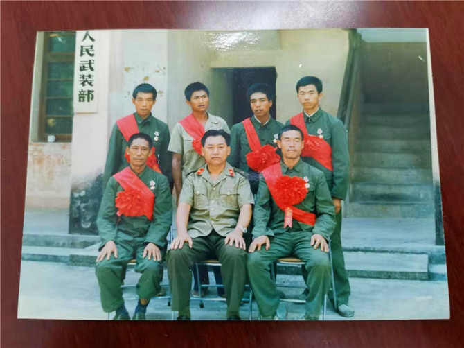 與當地戰(zhàn)友合影