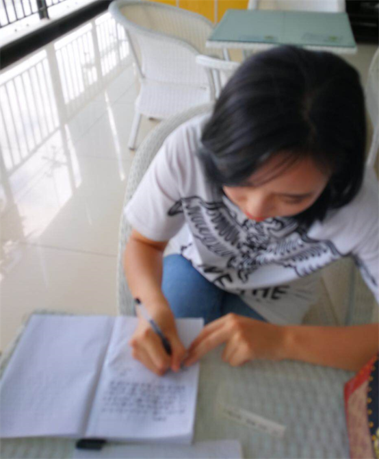 乘客小吳寫下感謝信(乘客粗心丟背包 公交駕駛員拾到妥善保管) 乘客小吳寫下感謝信(乘客粗心丟背包 公交駕駛員拾到妥善保管)