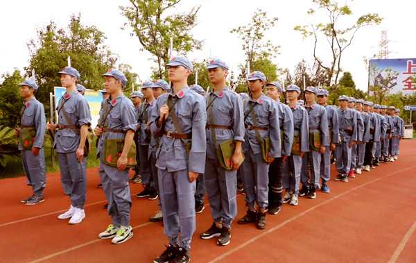 活動中青年們身穿紅軍軍裝