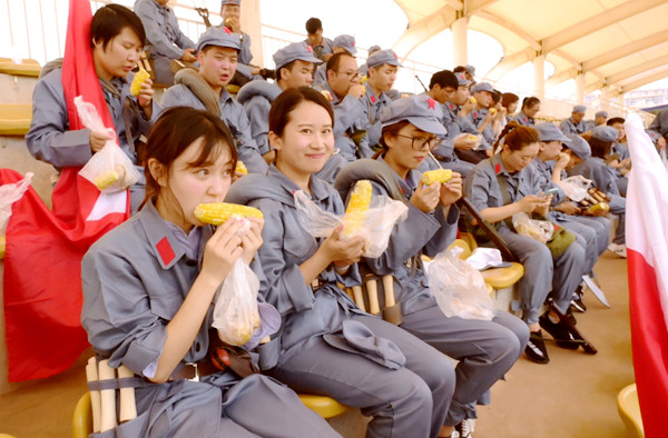 午飯：一根玉米棒和兩個土豆