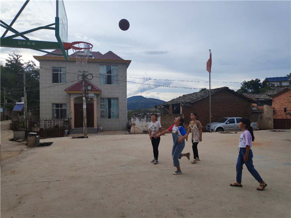 孩子們在湯家保老人倡議修建的籃球場上打球。
