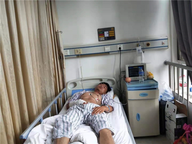 小張受傷后在醫(yī)院接受治療 小張受傷后在醫(yī)院接受治療