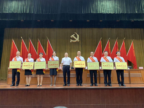 活動(dòng)現(xiàn)場(公交集團(tuán)“七·一”表彰大會(huì)  Z5路車組榮獲優(yōu)秀共產(chǎn)黨員車組)