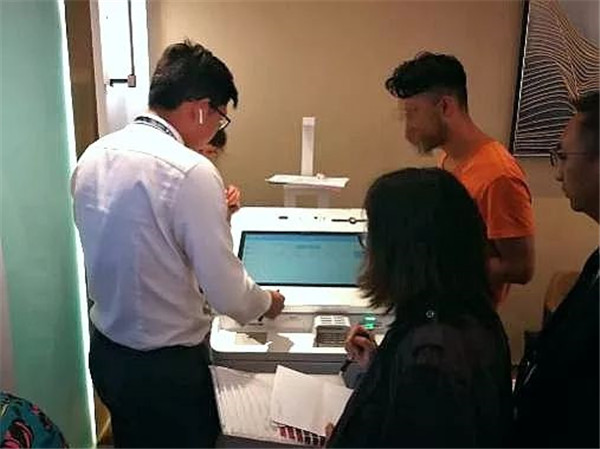 購房者在職業(yè)顧問的引導(dǎo)下使用鳳凰云自助銷售價。碧桂園云南區(qū)域供圖。