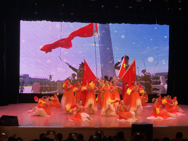 歌舞表演《祖國(guó)萬(wàn)歲》