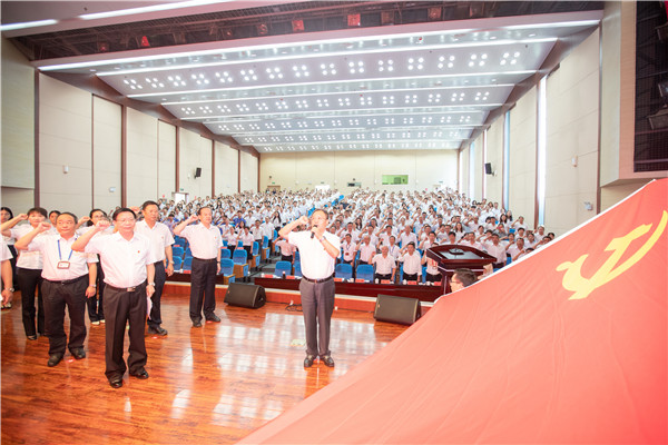 重溫入黨誓詞 通訊員李偉攝 重溫入黨誓詞 通訊員李偉攝